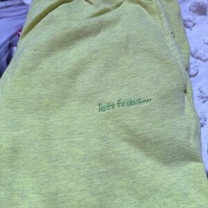 Bright green/yellow let’s frans